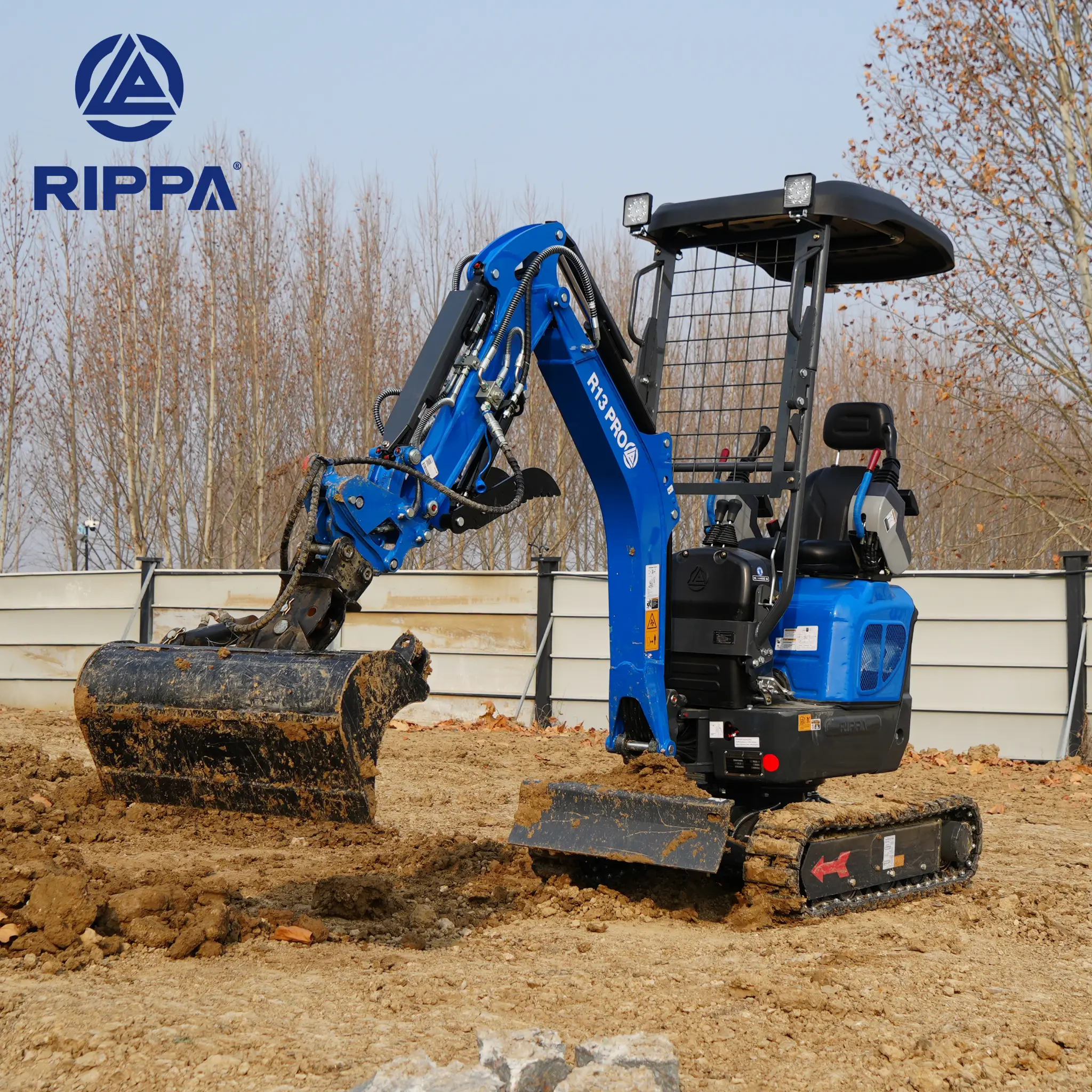 Miniexcavadora compacta trabajando sobre terreno de obra